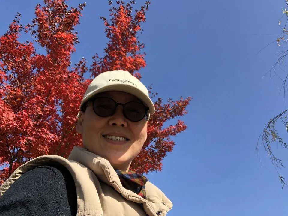 58歲的她，自駕房車旅居，一人兩犬，活成了自己喜歡的樣子