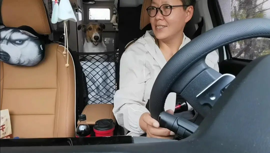 58歲的她，自駕房車旅居，一人兩犬，活成了自己喜歡的樣子